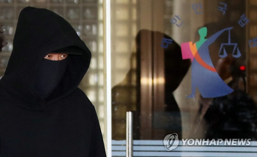 음주 운전으로 적발된 가수 길(본명 길성준)씨가 13일 오후 서초구 서울중앙지법에서 열린 선고공판을 마치고 밖으로 나서고 있다  이날 길은 징역 6개월에 집행유예 2년, 80시간의 사회봉사 명령을 선고받았다. <연합뉴스>